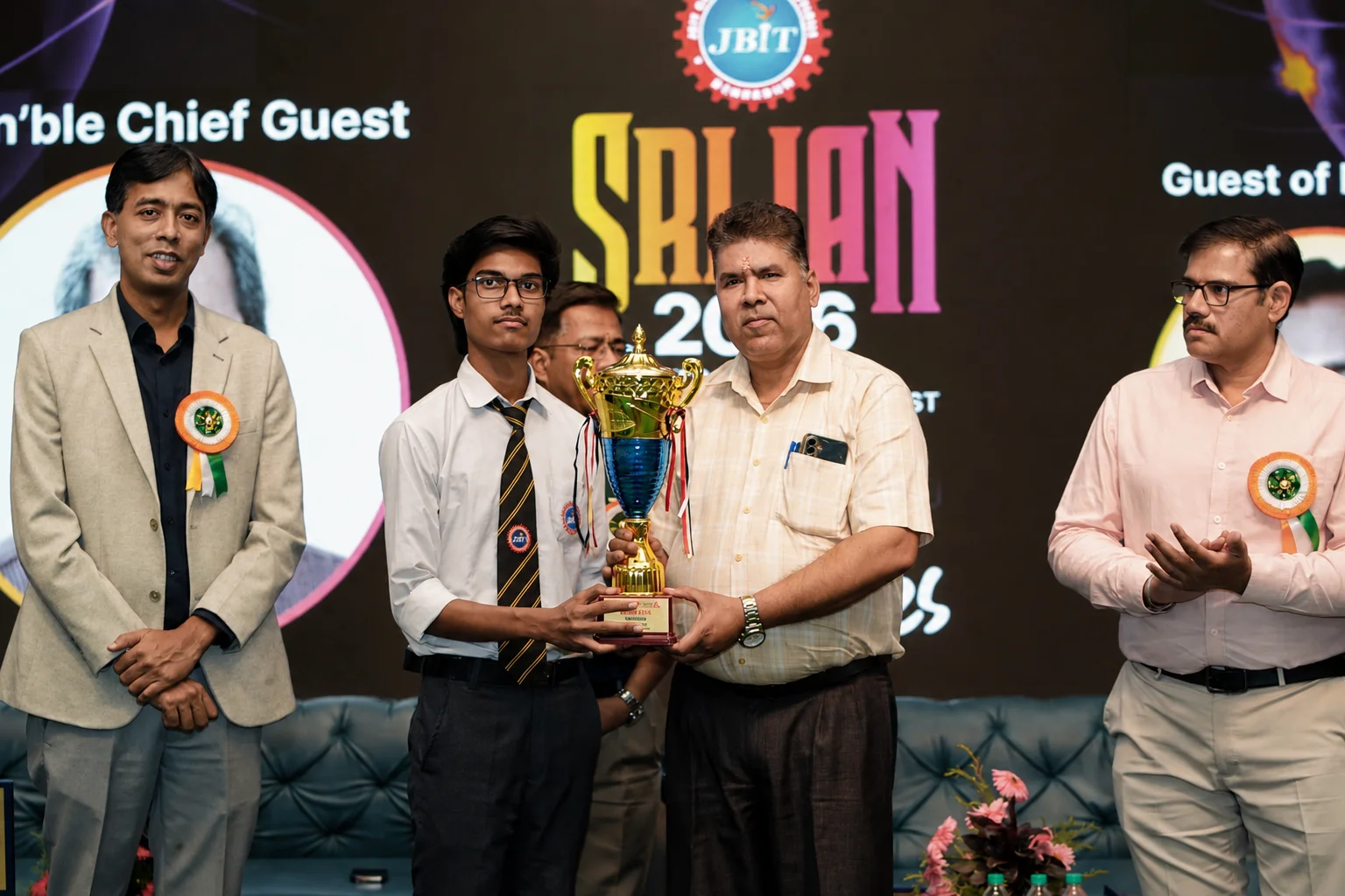 Himanshu Raj receiving Winner Award at Srijan Startup Project Presentation Competition